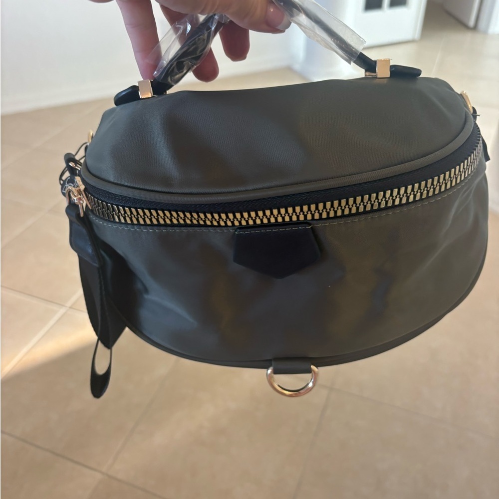 Military Green Fany pack with crossbody gold hardware ❤️